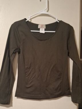 Essential Scoop Neck Long Sleeve Top in Olive